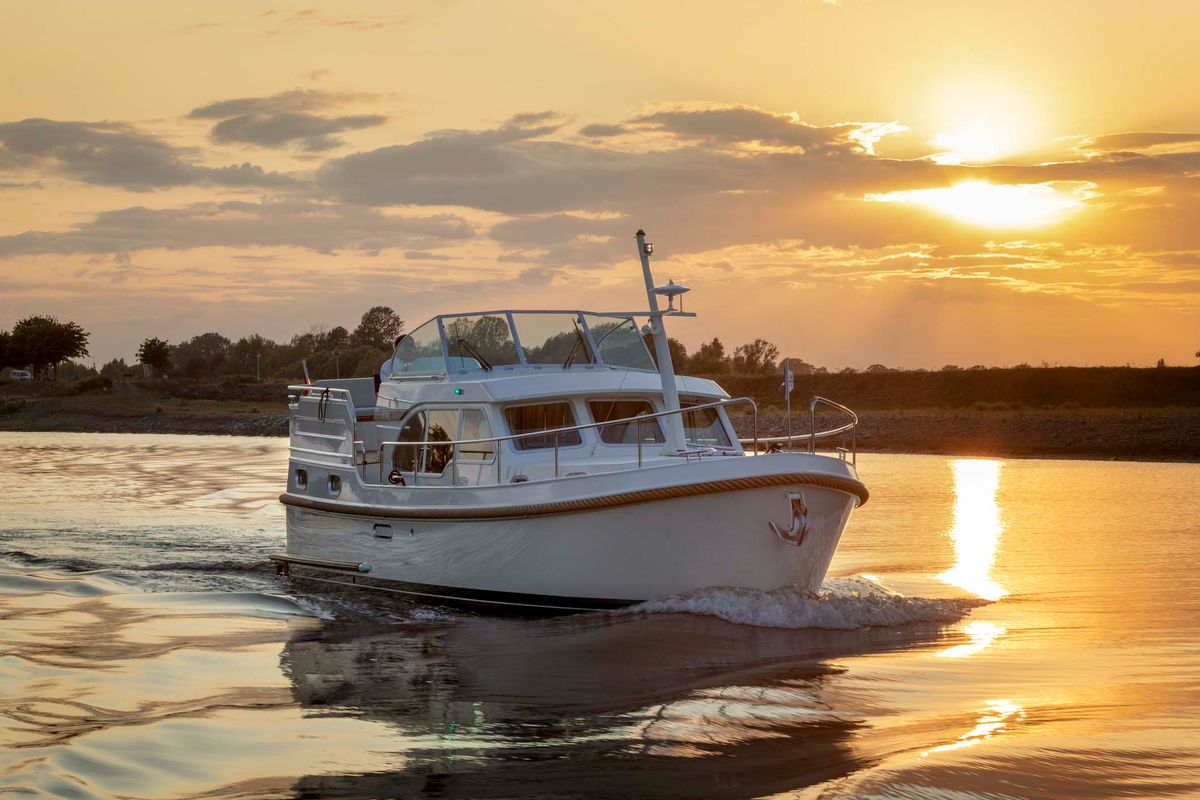 Exterior view of Luna Elise, a Linssen Grand Sturdy 35.0 AC other at Kinrooi, Belgium