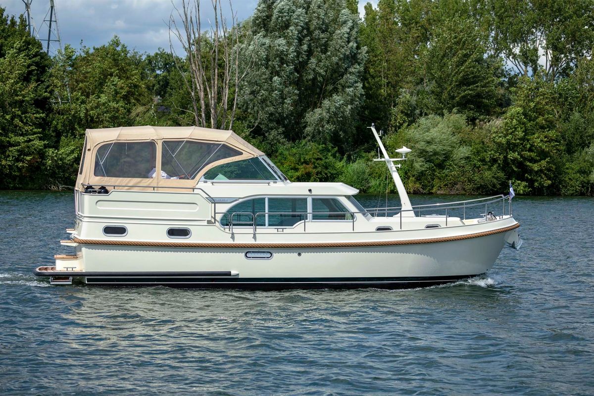 Exterior view of Luna Elise, a Linssen Grand Sturdy 35.0 AC other at Kinrooi, Belgium