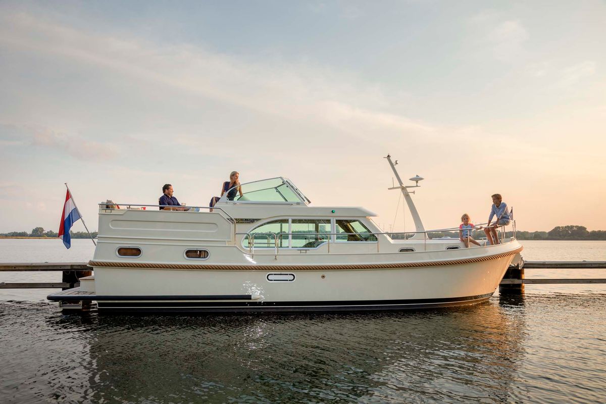Exterior view of Luna Elise, a Linssen Grand Sturdy 35.0 AC other at Kinrooi, Belgium