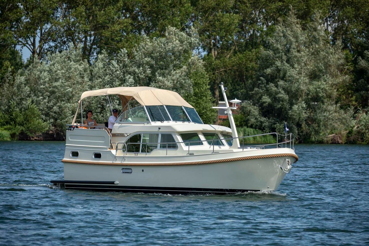 Exterior view of Luna Elise, a Linssen Grand Sturdy 35.0 AC other at Kinrooi, Belgium