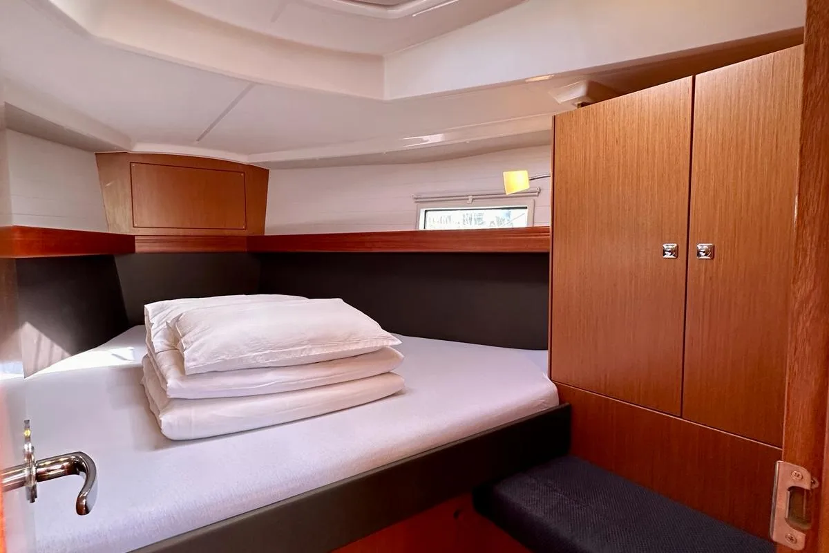 Cabin on Lahor, a Bavaria Cruiser 37 sailboat at Općina Sukošan, Croatia