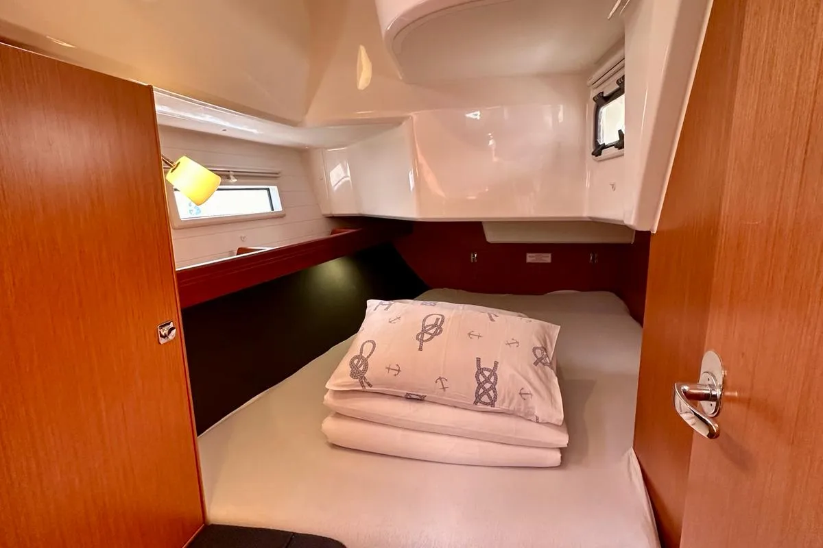 Cabin on Lahor, a Bavaria Cruiser 37 sailboat at Općina Sukošan, Croatia