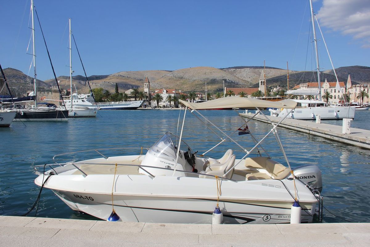 Exterior view of Benetau Flyer 550 Sun Deck, a Beneteau 550 Flyer motorboat at Grad Trogir, Croatia