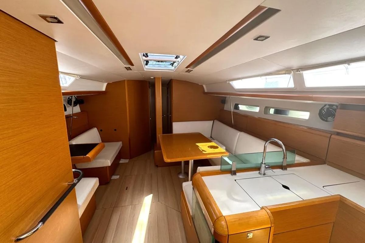 Salon of Teorica II, a Jeanneau Sun Odyssey 449 sailboat at Piombino, Italy