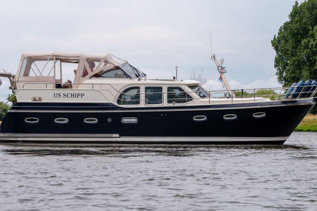 Exterior view of Us Schipp, a De Drait DeLuxe 42 motorboat at Akkrum, Netherlands