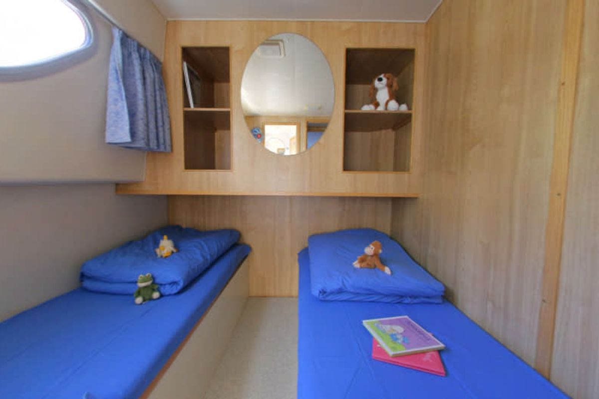 Cabin on Calypso - Comfort 18, a Cygnet Calypso motorboat at Frankfort, United States