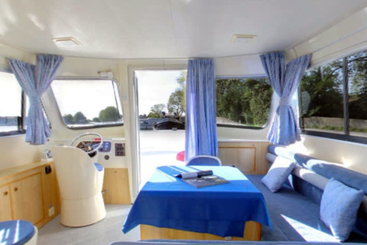 Cockpit of Calypso - Comfort 18, a Cygnet Calypso motorboat at Frankfort, United States