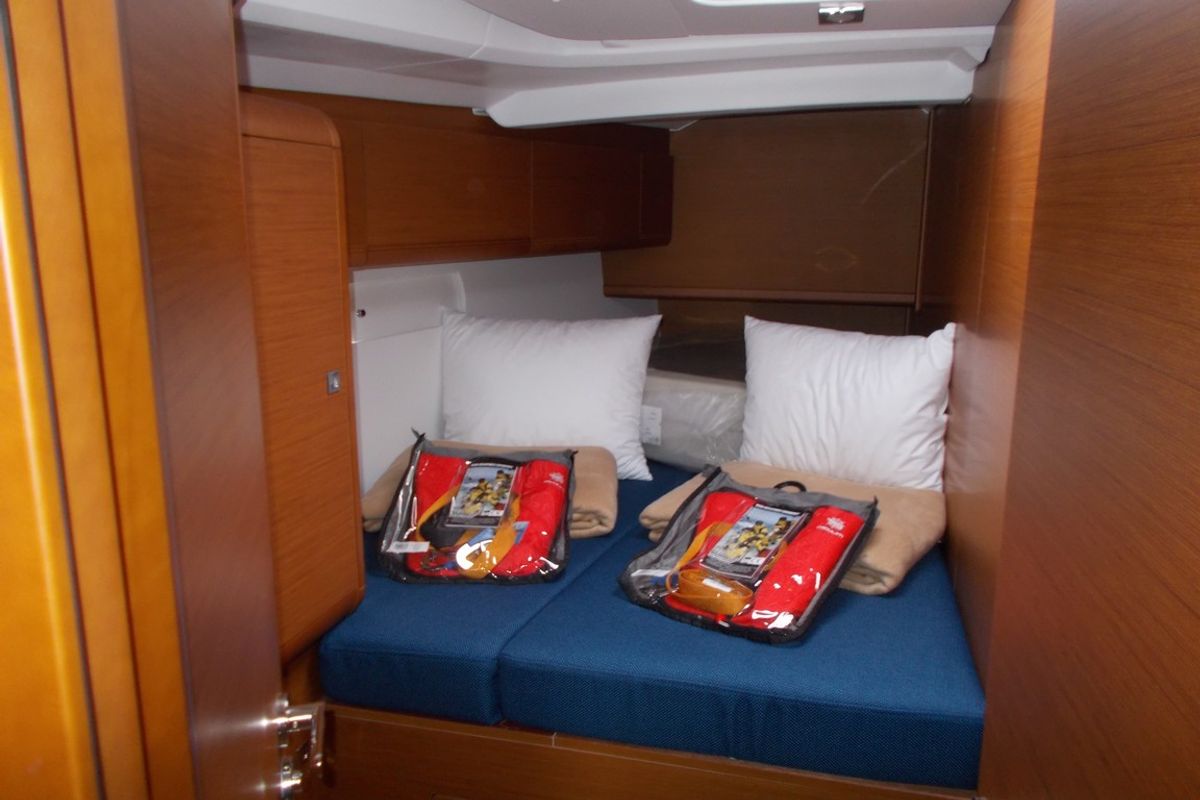 Cabin on In A Silent Way, a Jeanneau Sun Odyssey 519 sailboat at Tropea, Italy