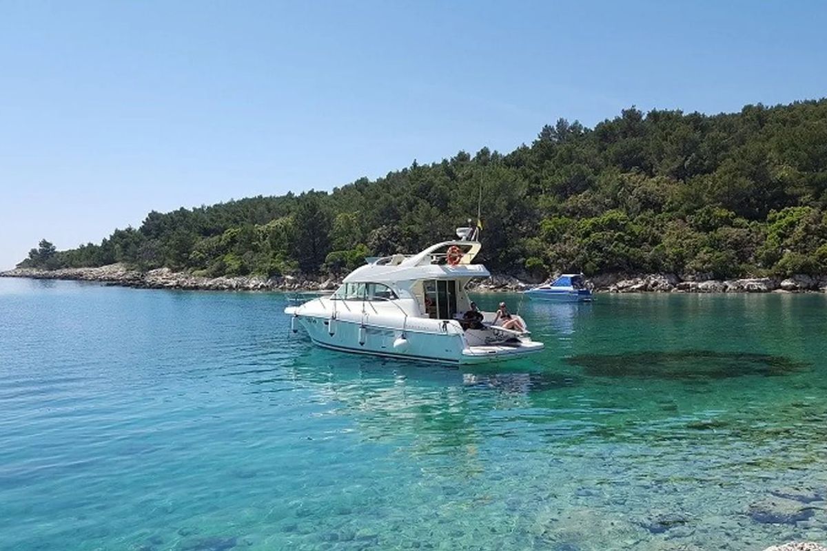 Salon of Fortuna, a Jeanneau Prestige 36 Fly yacht at Punat, Croatia