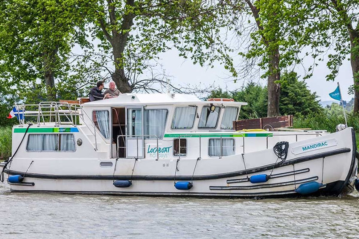 Exterior view of 1165-19, a Pénichette 1165 motorboat at Saint-Léger-sur-Dheune, France