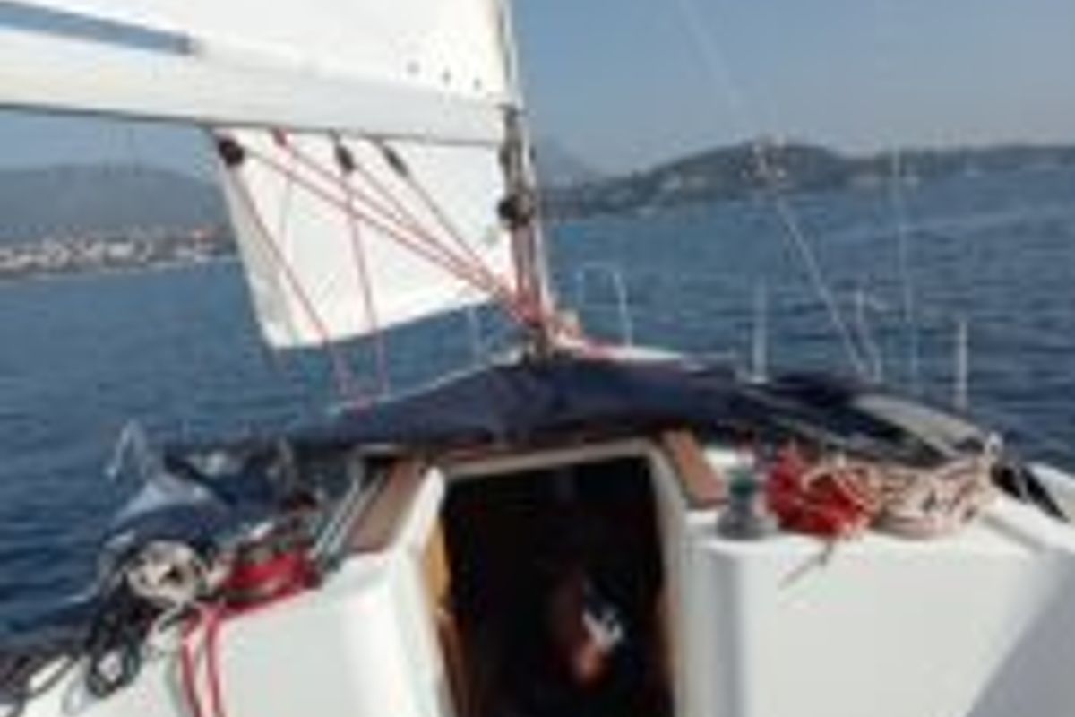 Deck of Kalliste, a Jeanneau Sun Odyssey 33i sailboat at Toulon, France