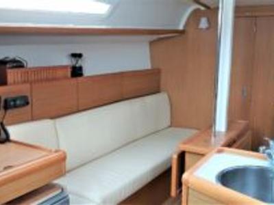 Salon of Kalliste, a Jeanneau Sun Odyssey 33i sailboat at Toulon, France