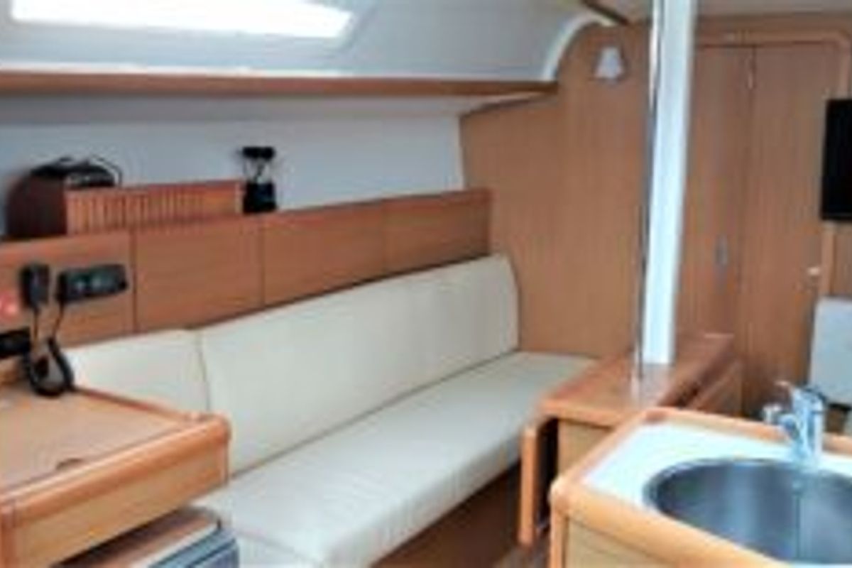 Salon of Kalliste, a Jeanneau Sun Odyssey 33i sailboat at Toulon, France