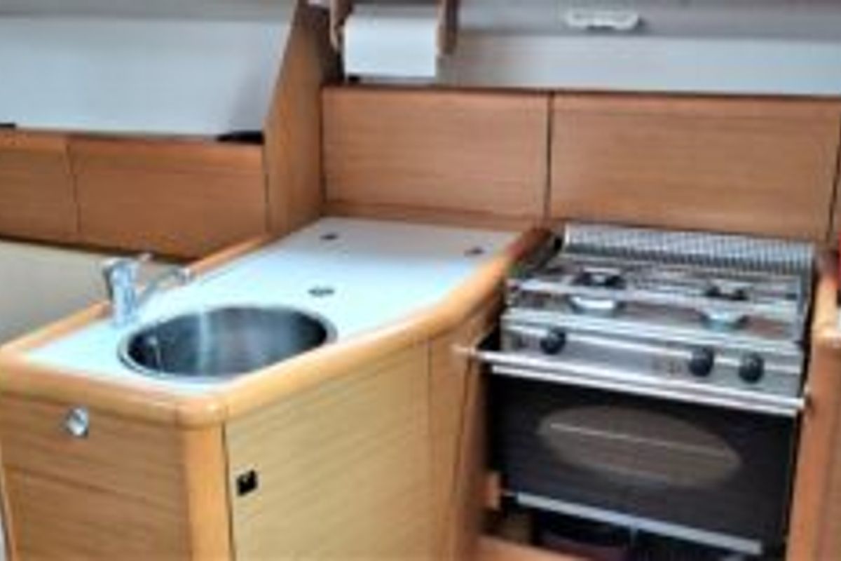 Galley of Kalliste, a Jeanneau Sun Odyssey 33i sailboat at Toulon, France