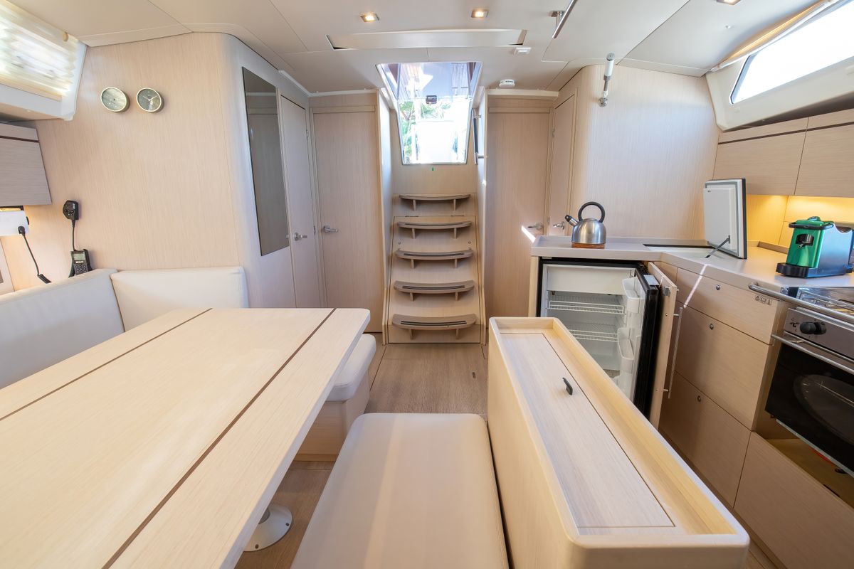 Salon of Filìa, a Beneteau Oceanis 46.1 sailboat at Capo d'Orlando, Italy