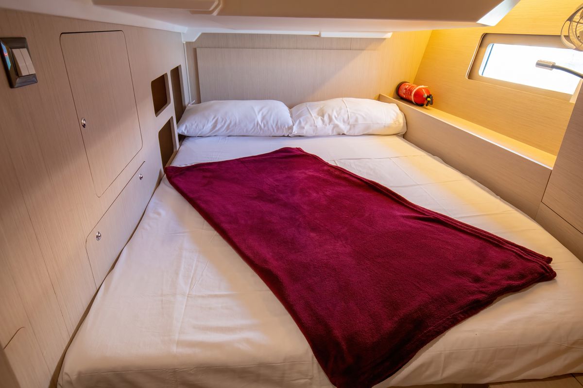 Cabin on Filìa, a Beneteau Oceanis 46.1 sailboat at Capo d'Orlando, Italy