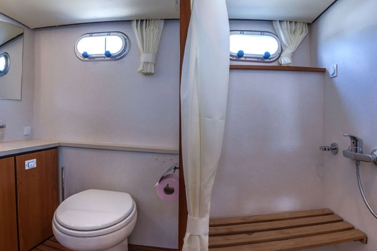 Head on 349GS-13, a Linssen Grand Sturdy 34.9 motorboat at County Offaly, Ireland
