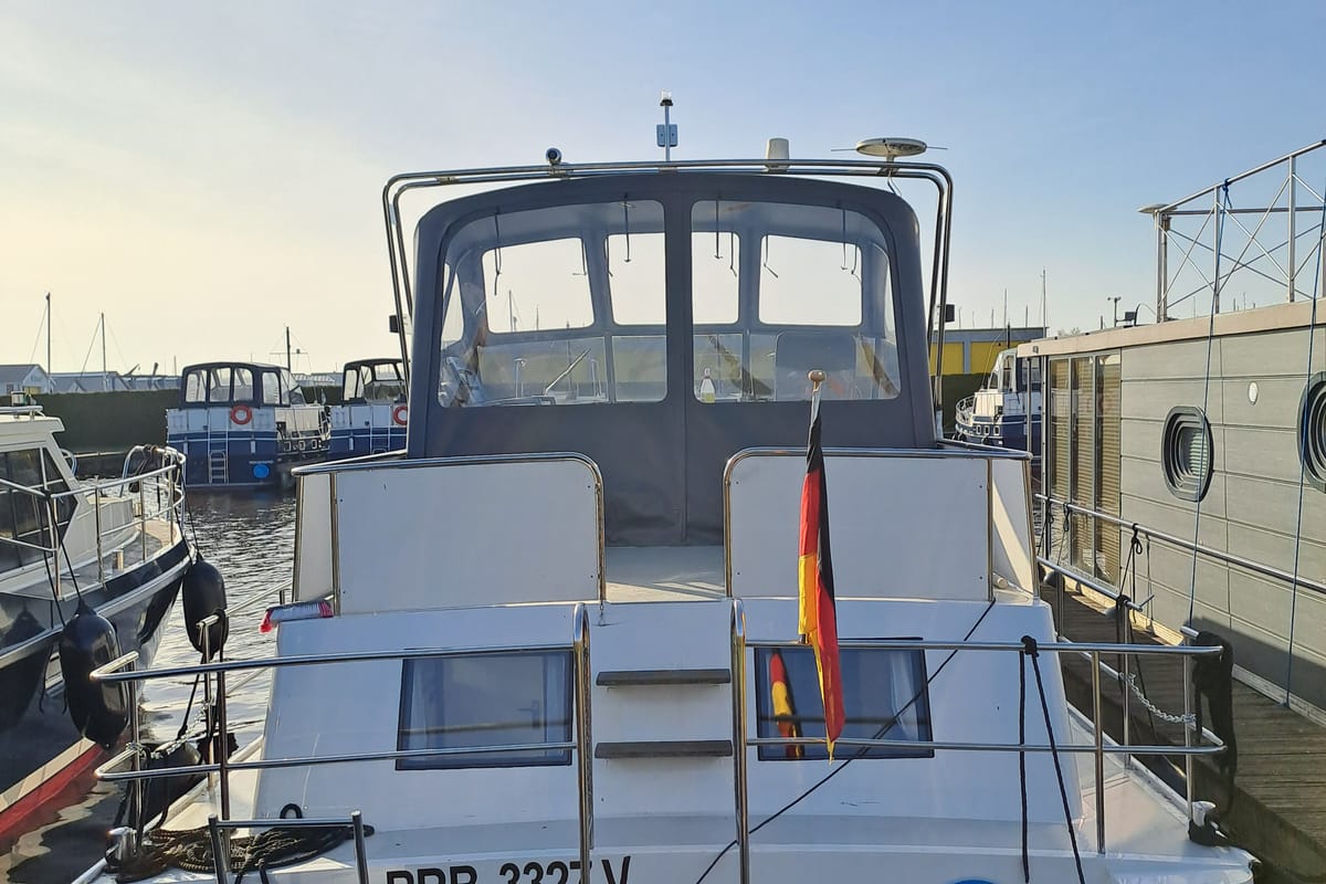 Exterior view of Lady Love, a De Drait Safari Houseboat 1050 motorboat at Drachten, Netherlands