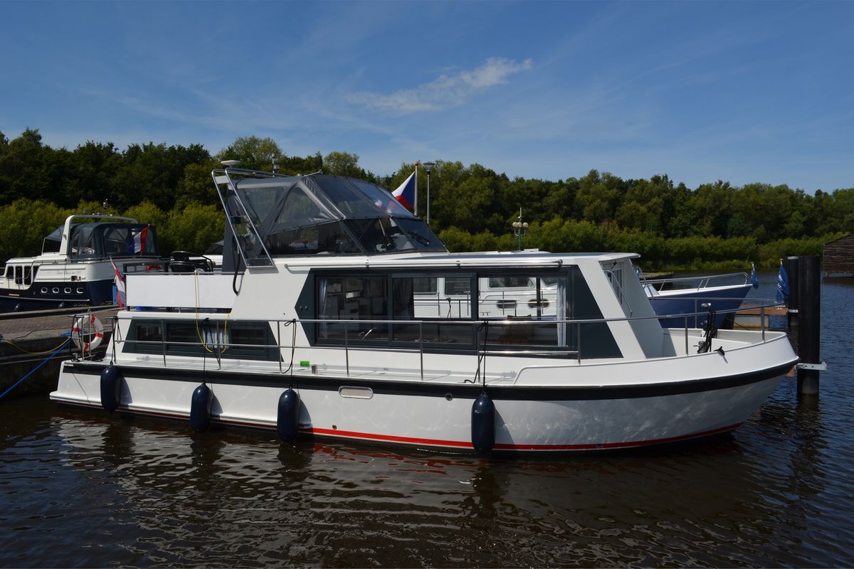 Exterior view of Lady Love, a De Drait Safari Houseboat 1050 motorboat at Drachten, Netherlands