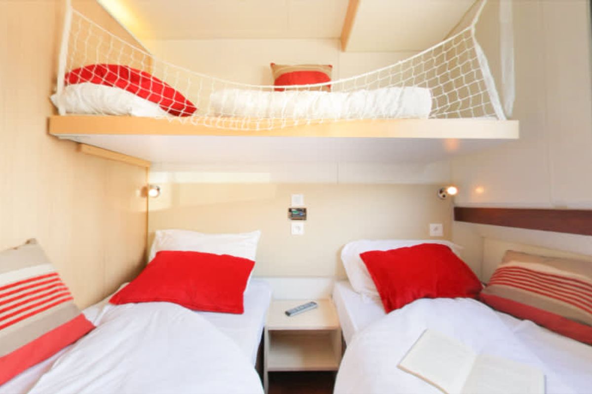 Cabin on Vision3 - Comfort Plus 21, a Cygnet Vision 3 motorboat at Jarnac, France