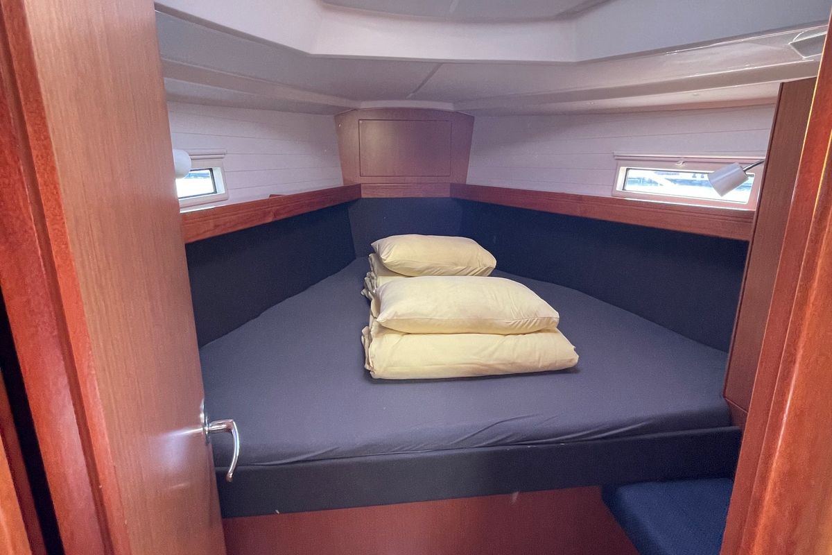 Cabin on Mapalimi, a Bavaria Cruiser 37 sailboat at Grad Šibenik, Croatia