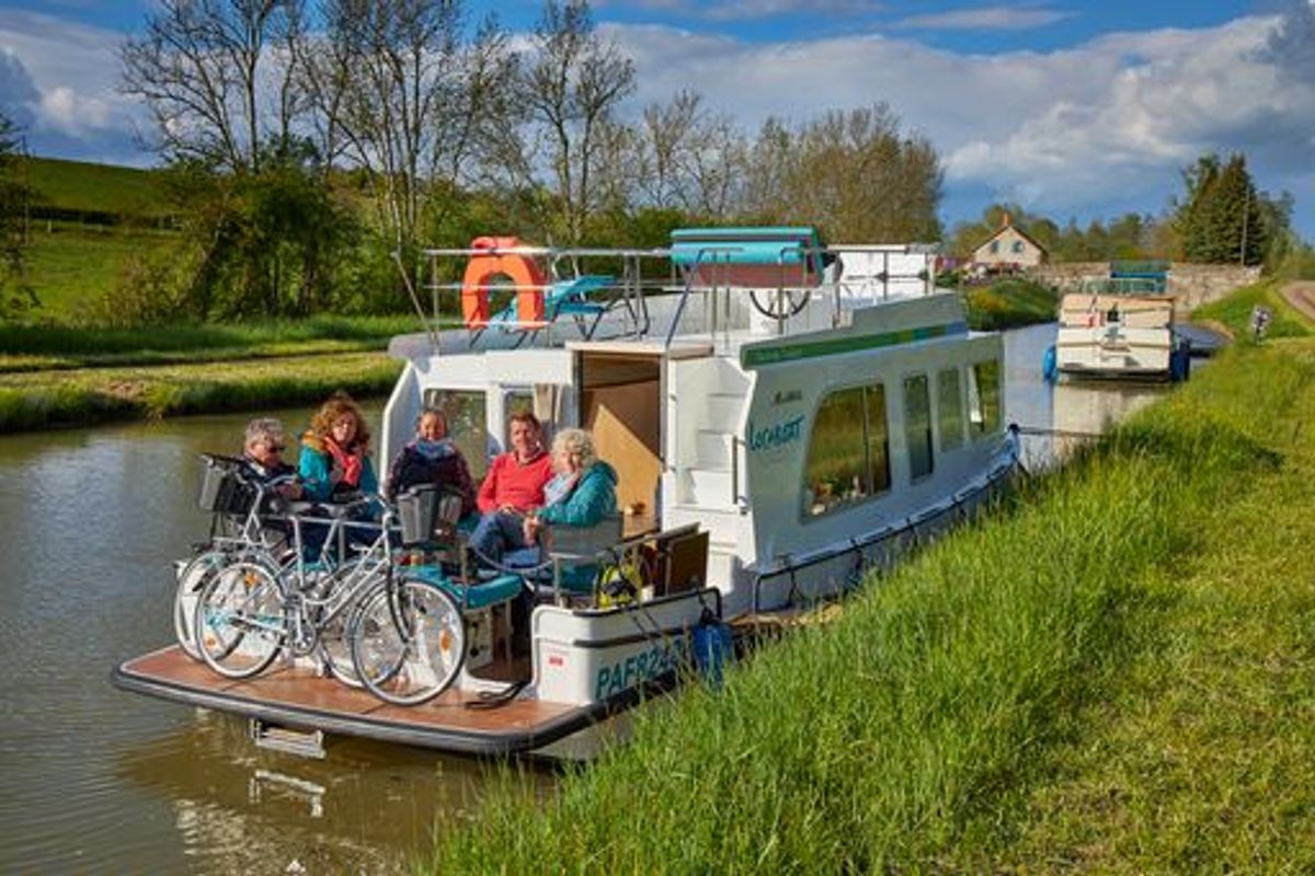 Exterior view of 950E-9, a Pénichette 950E motorboat at Loosdrecht, Netherlands
