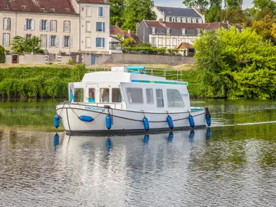 Exterior view of 950E-9, a Pénichette 950E motorboat at Loosdrecht, Netherlands
