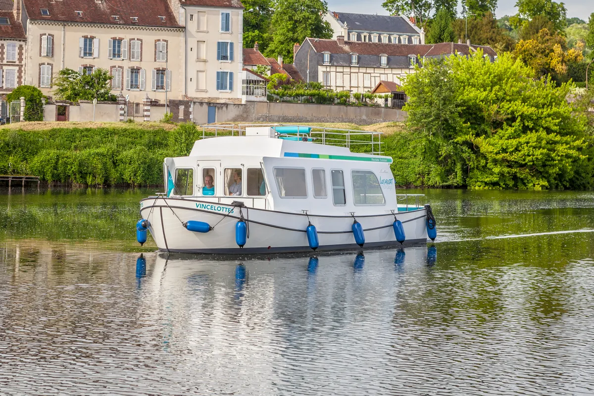 Exterior view of 950E-9, a Pénichette 950E motorboat at Loosdrecht, Netherlands