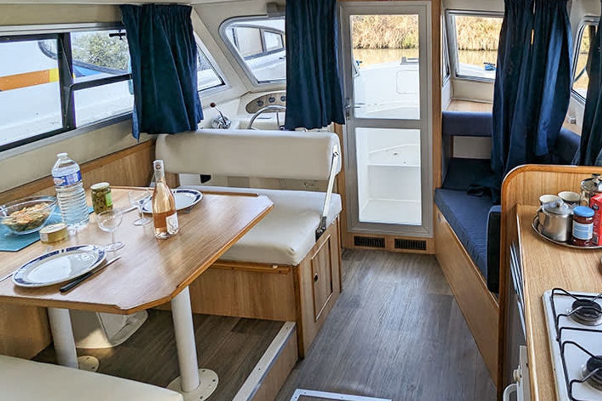 Salon of Cirrus B - Budget 18, a Gulet Cirrus B motorboat at Rheinsberg, Germany