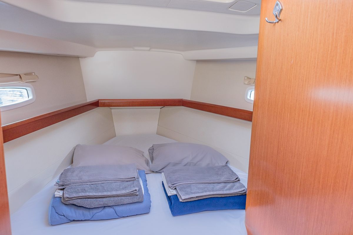 Cabin on Belamour, a Beneteau Oceanis 43 sailboat at Kos, Greece
