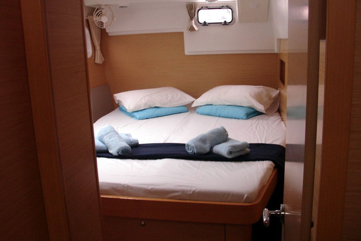 Cabin on Aurora, a Lagoon 400 catamaran at Athens, Greece