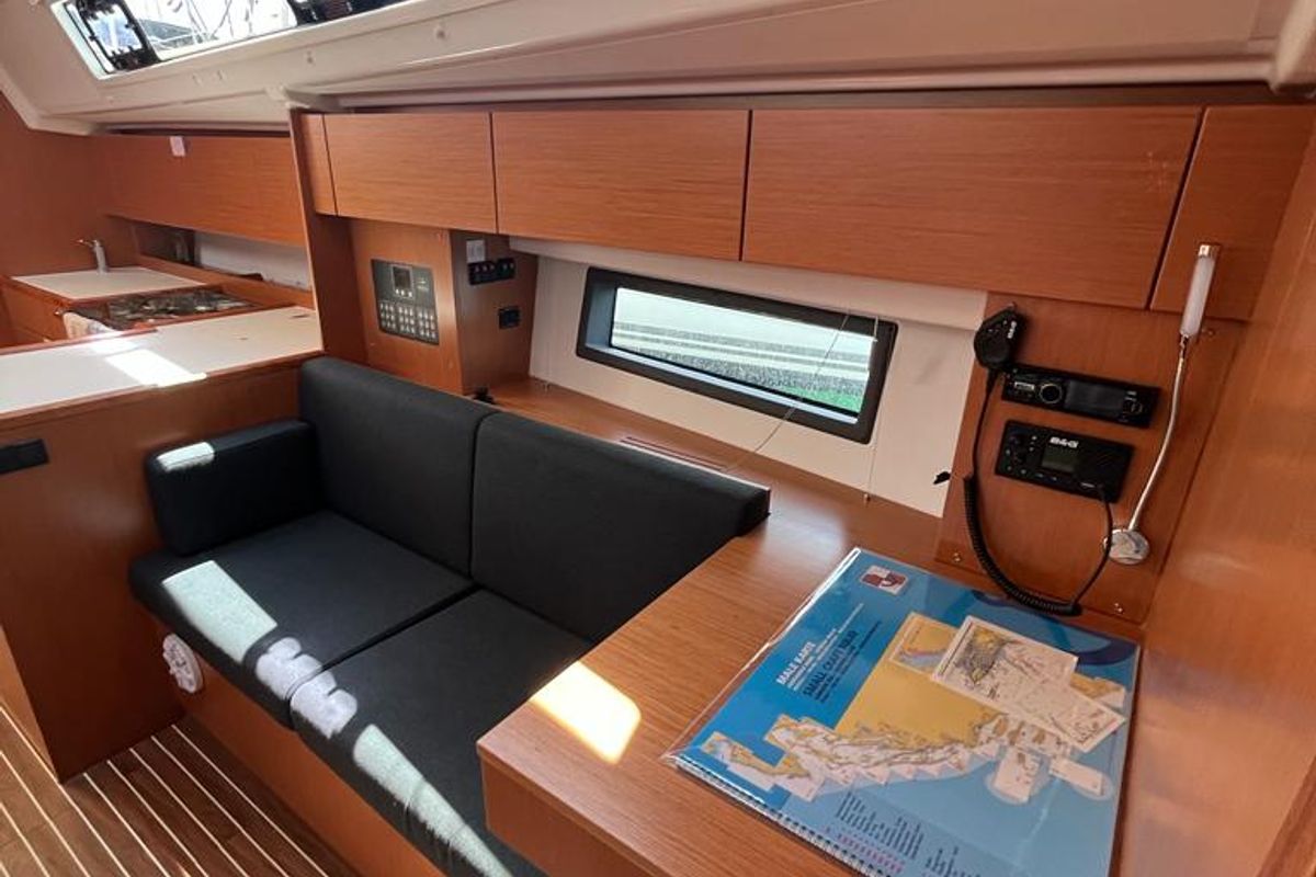 Salon of Kirka, a Bavaria C42 sailboat at Općina Sukošan, Croatia