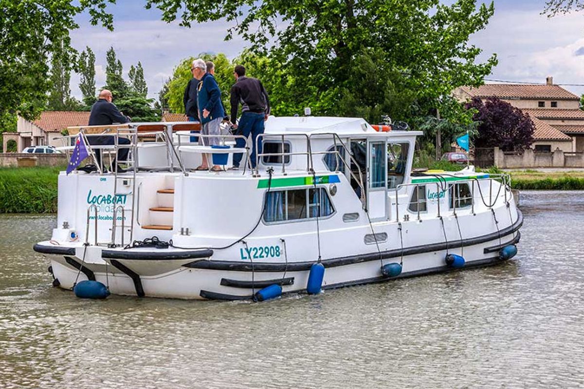 Exterior view of 1180-7, a Pénichette 1180 motorboat at Lutzelbourg, France