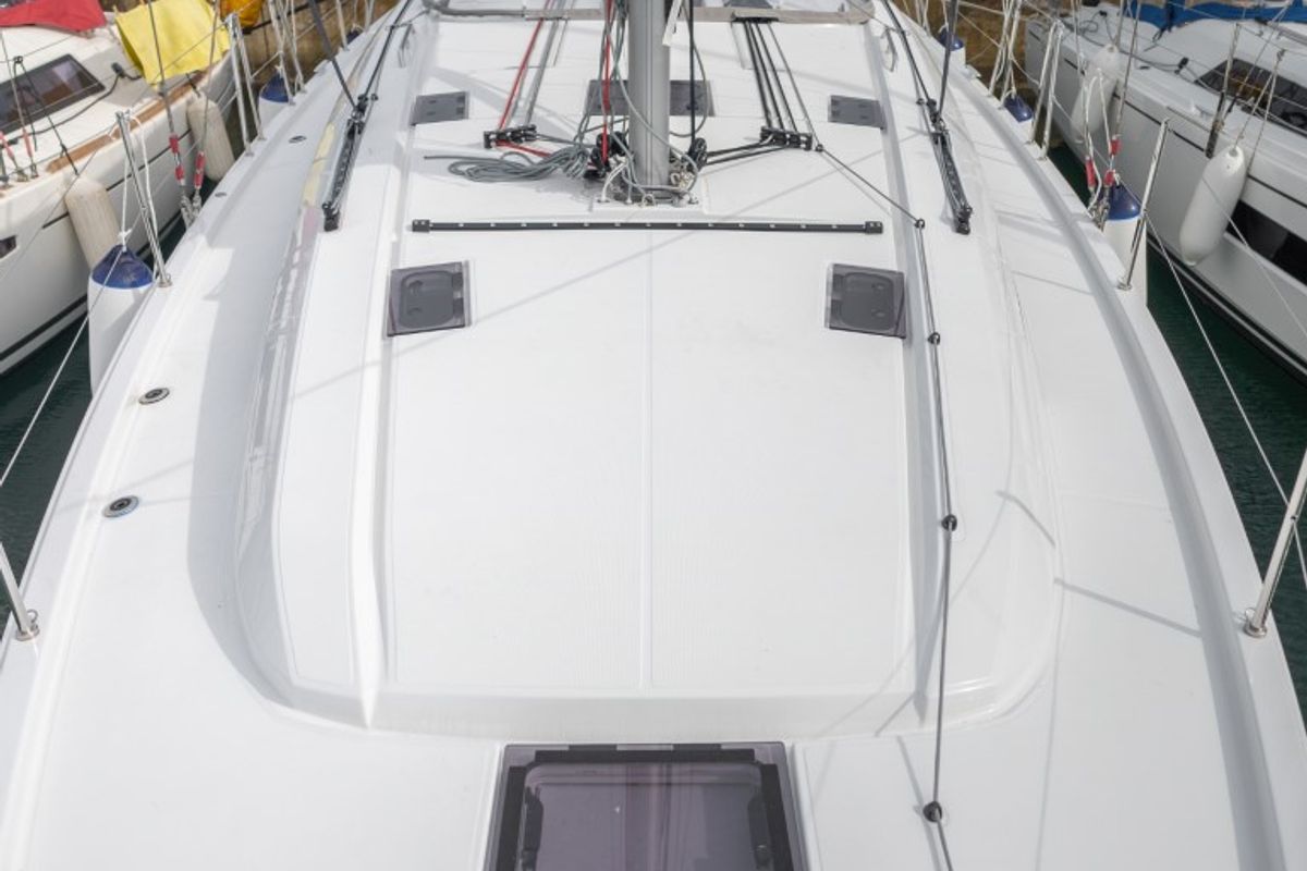 Deck of KEIKI, a Beneteau Oceanis 40.1 sailboat at Općina Medulin, Croatia