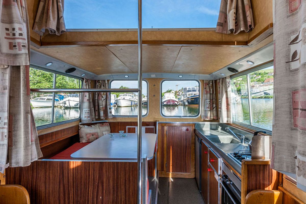 Galley of 1107W-145, a Pénichette 1107 motorboat at Dompierre-sur-Besbre, France