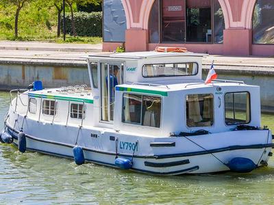 Exterior view of 935W-96, a Pénichette 935 motorboat at Corbigny, France
