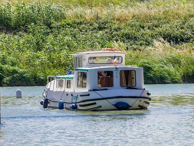 Exterior view of 935W-106, a Pénichette 935 motorboat at Bram, France
