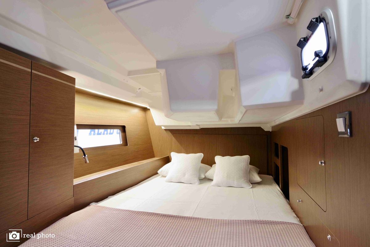 Cabin on Ludi, a Beneteau Oceanis 46.1 sailboat at Castellammare di Stabia, Italy