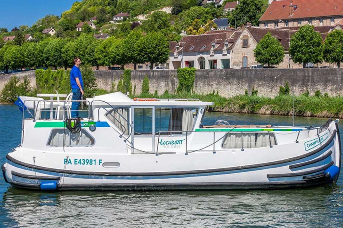 Exterior view of 1020-60, a Pénichette 1020 motorboat at Argens-Minervois, France