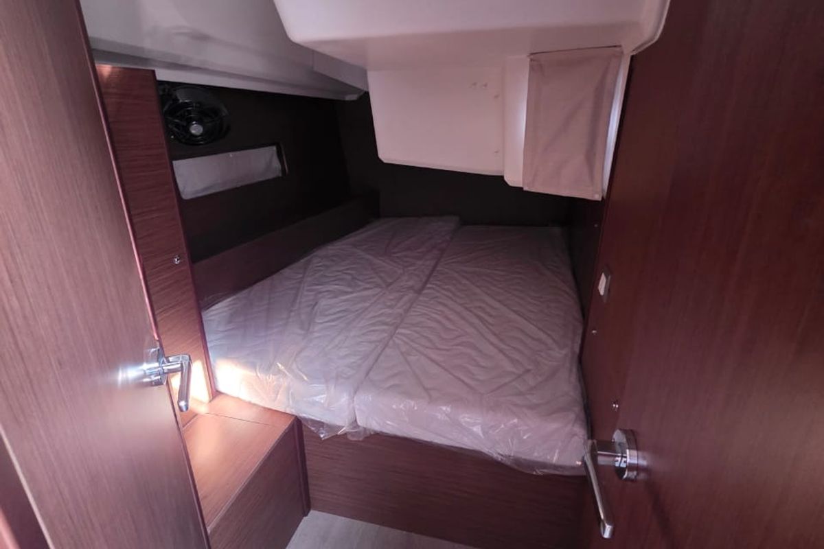 Cabin on Stefano, a Beneteau Oceanis 40.1 sailboat at Parikia, Greece