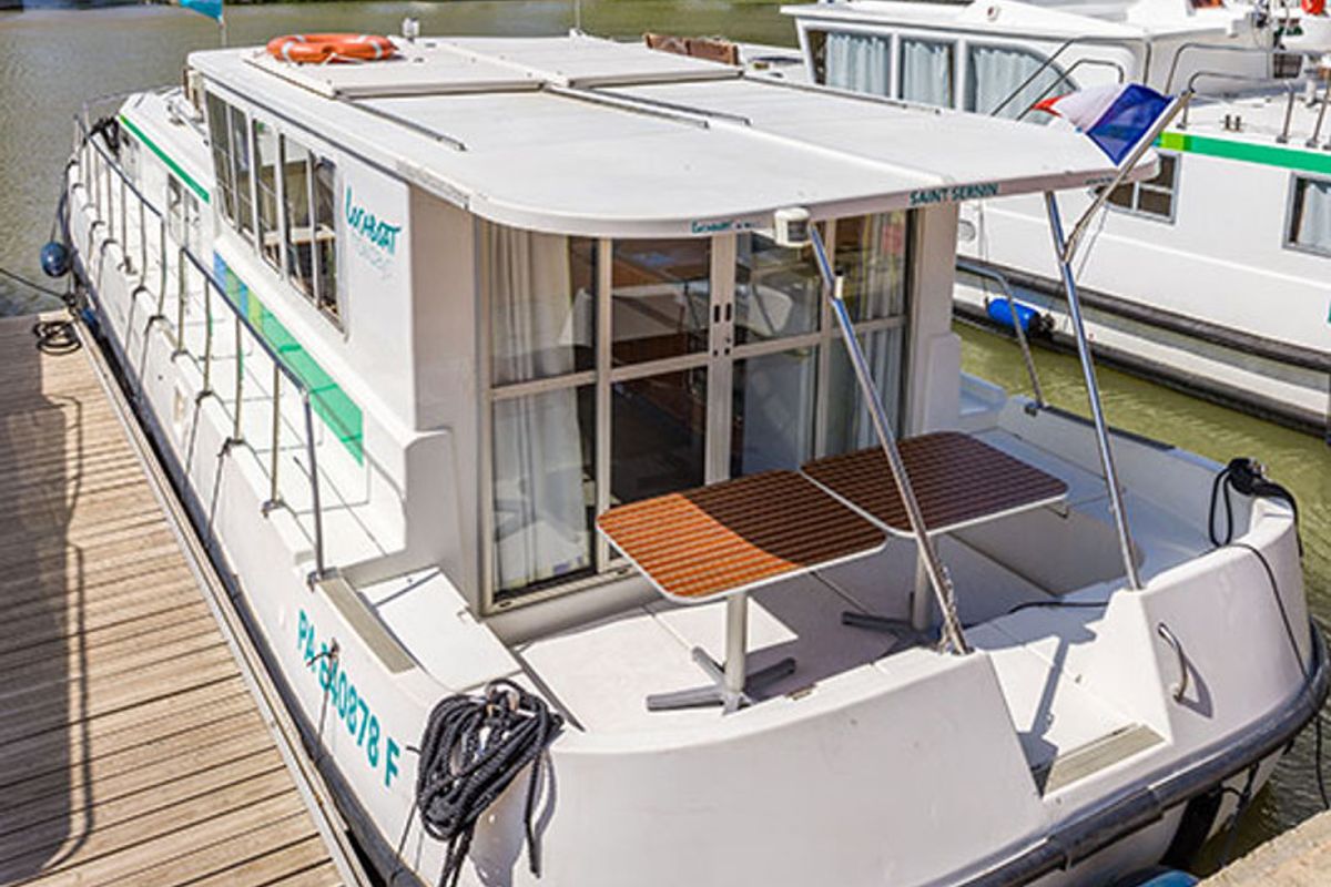 Exterior view of 1260R-2, a Pénichette 1260 motorboat at Scey-sur-Saône-et-Saint-Albin, France