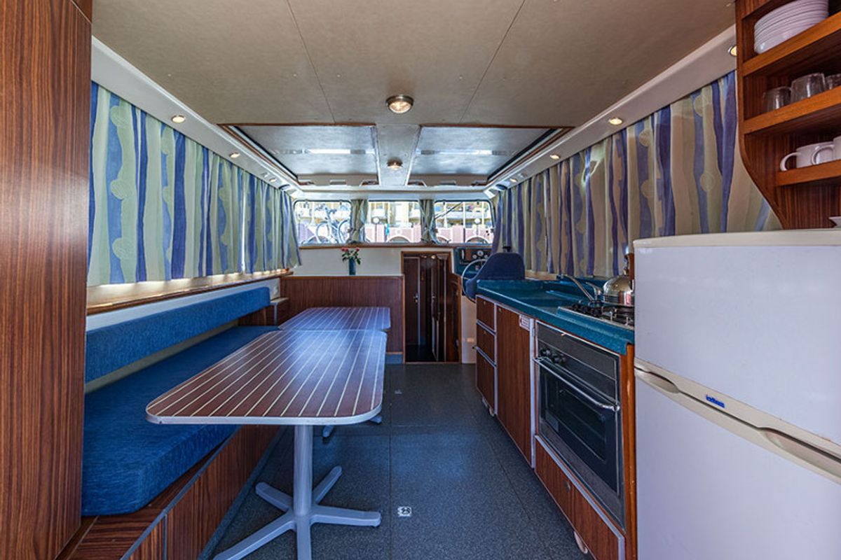 Galley of 1260R-2, a Pénichette 1260 motorboat at Scey-sur-Saône-et-Saint-Albin, France