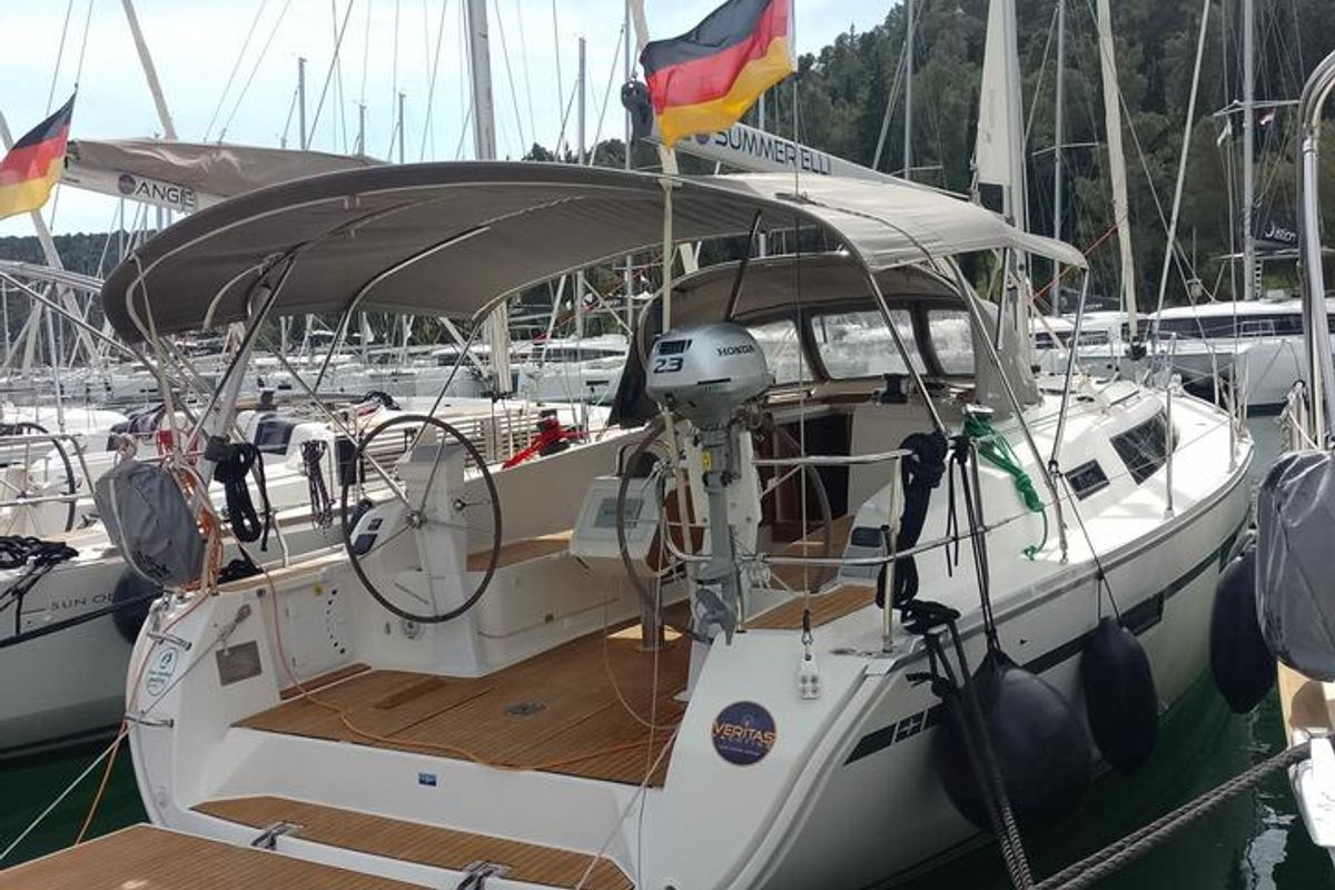 Exterior view of Summer Elli, a Bavaria Cruiser 41 sailboat at Palma de Mallorca, Spain