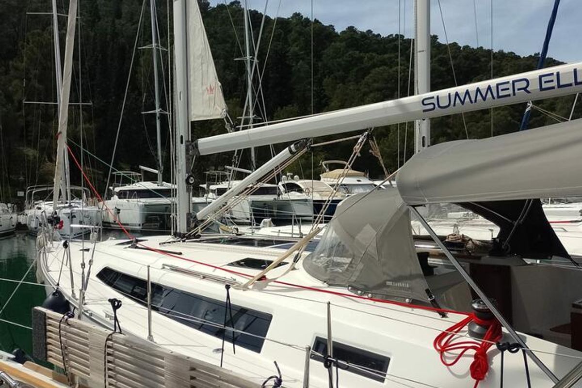 Exterior view of Summer Elli, a Bavaria Cruiser 41 sailboat at Palma de Mallorca, Spain