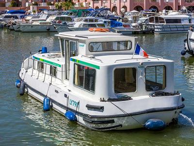Exterior view of 935W-107, a Pénichette 935 motorboat at Lutzelbourg, France