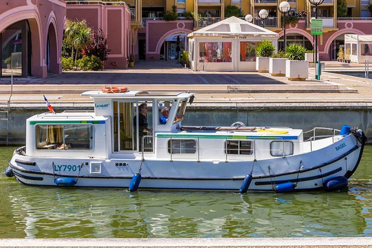 Exterior view of 935W-107, a Pénichette 935 motorboat at Lutzelbourg, France
