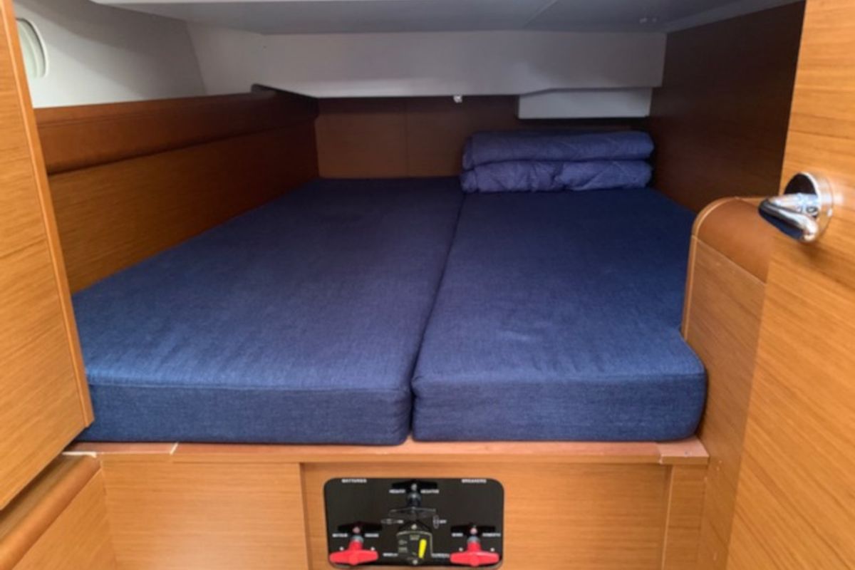 Cabin on Nashira, a Jeanneau Sun Odyssey 449 sailboat at Salerno, Italy