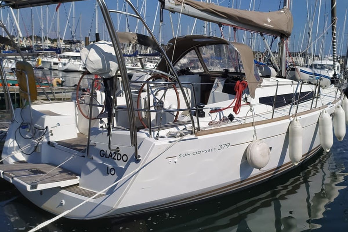 Exterior view of Glazdo, a Jeanneau Sun Odyssey 379 sailboat at Port Navalo, France