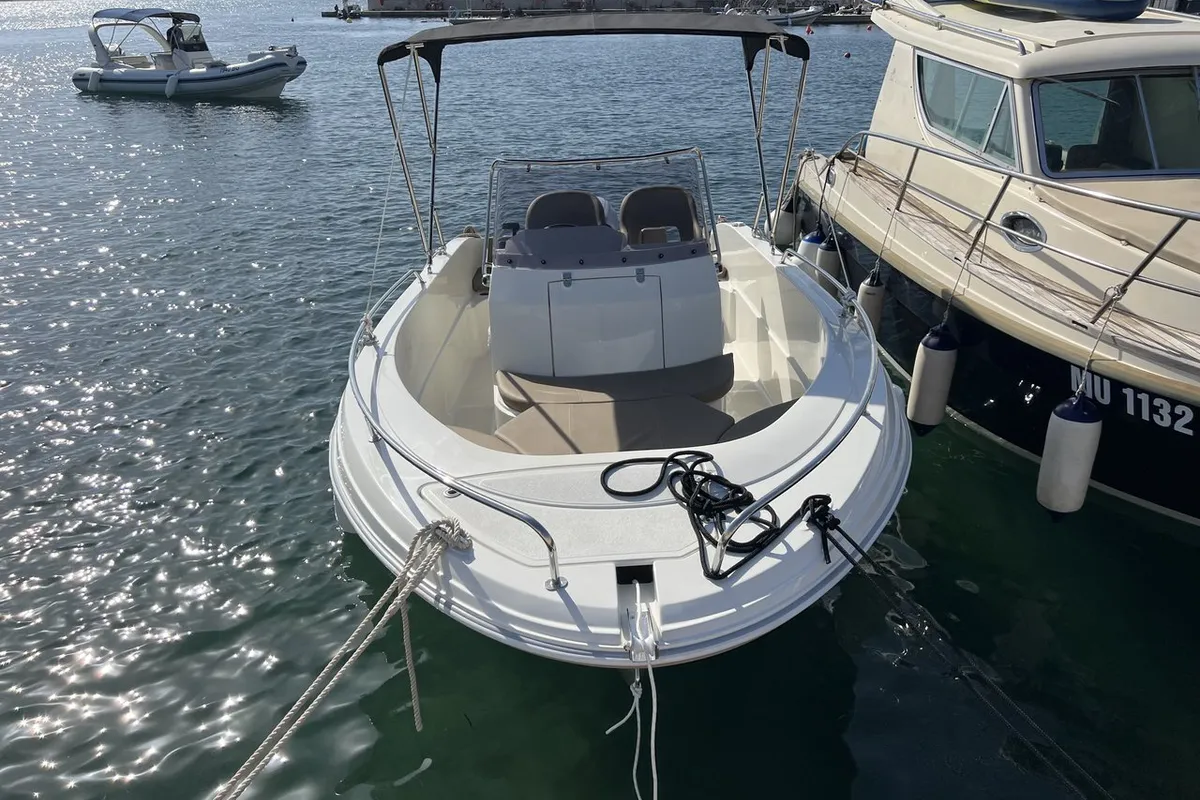 Exterior view of Atlantic Marine 530 - beige, a Atlantic Marine 530 motorboat at Grad Biograd na Moru, Croatia