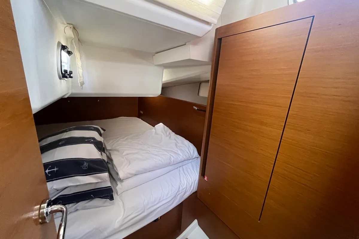 Cabin on Petra, a Jeanneau Sun Odyssey 440 sailboat at Općina Sukošan, Croatia
